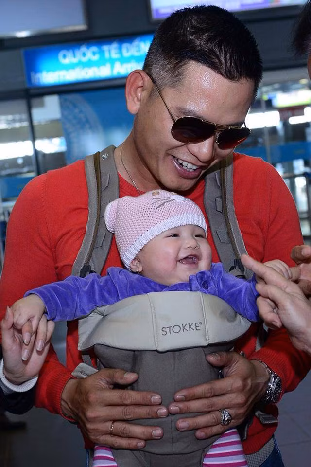 Em liên tục cười vui khi được nhiều người cưng nựng.