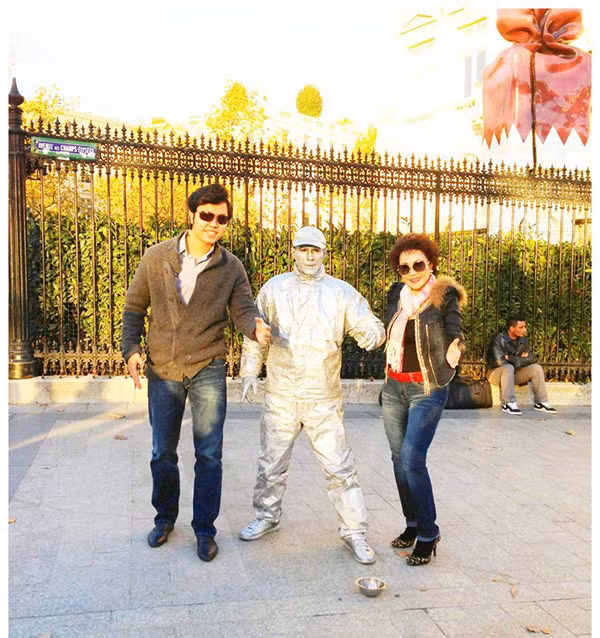 Họ cùng nhau tạo dáng trong các bức hình xì tin như tuổi 20 bên bức tượng sáp.