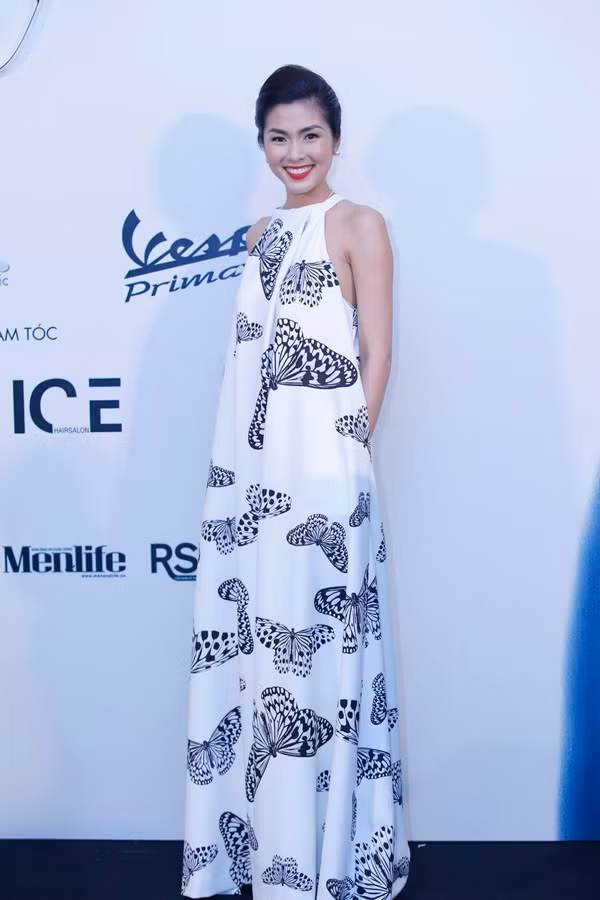 Trong khi đó Tăng Thanh Hà sang trọng với chiếc đầm nền trắng, điểm xuyết những cánh bướm to bản.