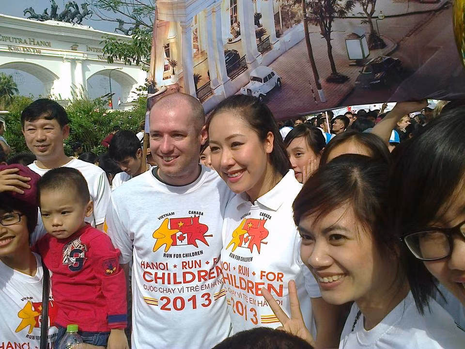 Cô chụp ảnh cùng các thành viên tham gia cuộc chạy. Trước đó Ngô Phương Lan cũng tham gia chiến dịch "Ngày hội thắt nơ hồng" để tuyên truyền phòng chống ung thư vú ở phụ nữ.