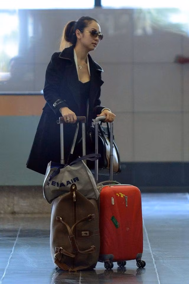 Trong khi chồng bận rộn, Jennifer cũng phụ giúp.