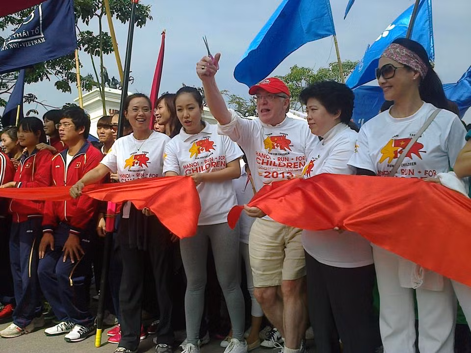 Hoa hậu tham gia cắt băng ngày hội.