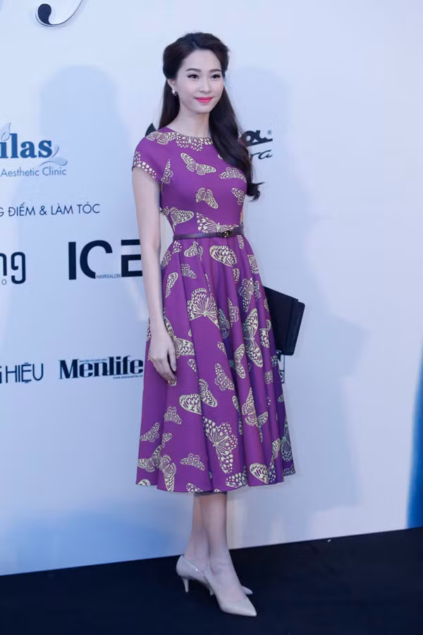 Hoa hậu Thu Thảo luôn lựa chọn vẻ dịu dàng trong muôn vàn bông hoa khoe sắc.