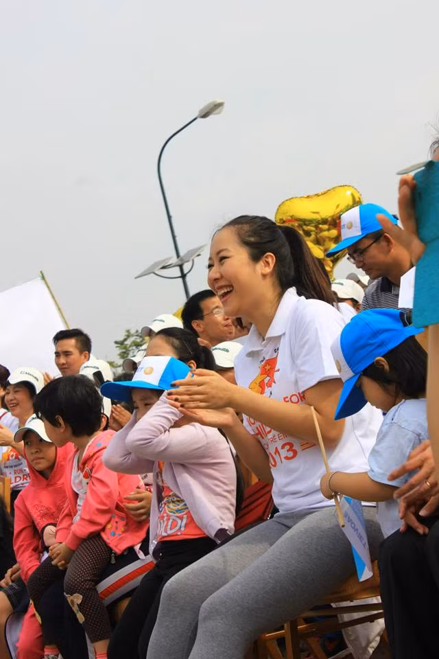 Ngô Phương Lan luôn giữ được sự tươi trẻ khi tham gia hoạt động xã hội.