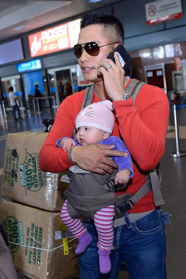 Ông xã của Jennifer thể hiện đúng hình ảnh một ông bố mẫu mực.