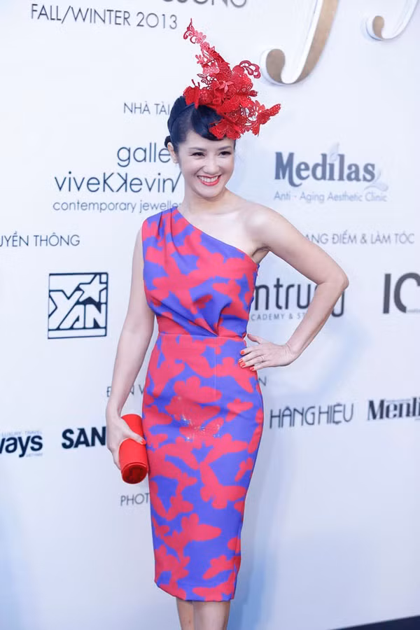 Là một trong những khách hàng và người bạn thân thiết của NTK Đỗ Mạnh Cường, Hồng Nhung không ngại mặc một thiết kế của anh. Cô còn tạo sự khác biệt đầy ấn tượng với chiếc nơ cánh bướm.