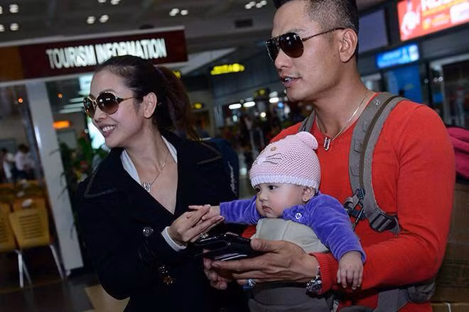 Cô bé không hề tỏ ra sợ sệt dù có nhiều người xung quanh.