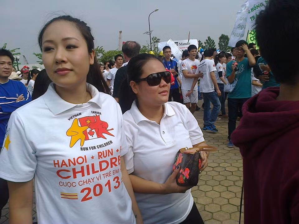 Song hành cùng hoa hậu luôn có chị gái.