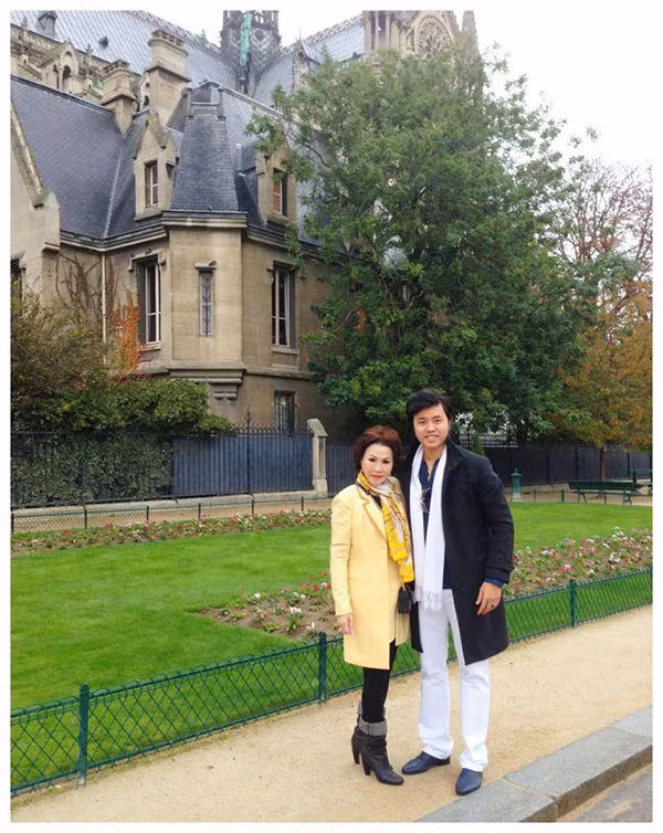 Chia sẻ trên trang cá nhân, Vũ Hoàng Việt viết: "Paris thật tình tứ, những nhà hàng và quán cà phê với bàn ghế đầy hai bên đường, người đi lại tấp nập tạo thành một không khí hay hay. Tôi và Yvonne thật tình tứ hoà trộn trong khung cảnh này, chúng tôi được thưởng thức những món ăn Pháp thật ngon".