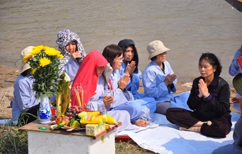 Người nhà chị Huyền đợi và cầu mong tìm được xác chị trên các triền sông dọc theo sông Hồng.