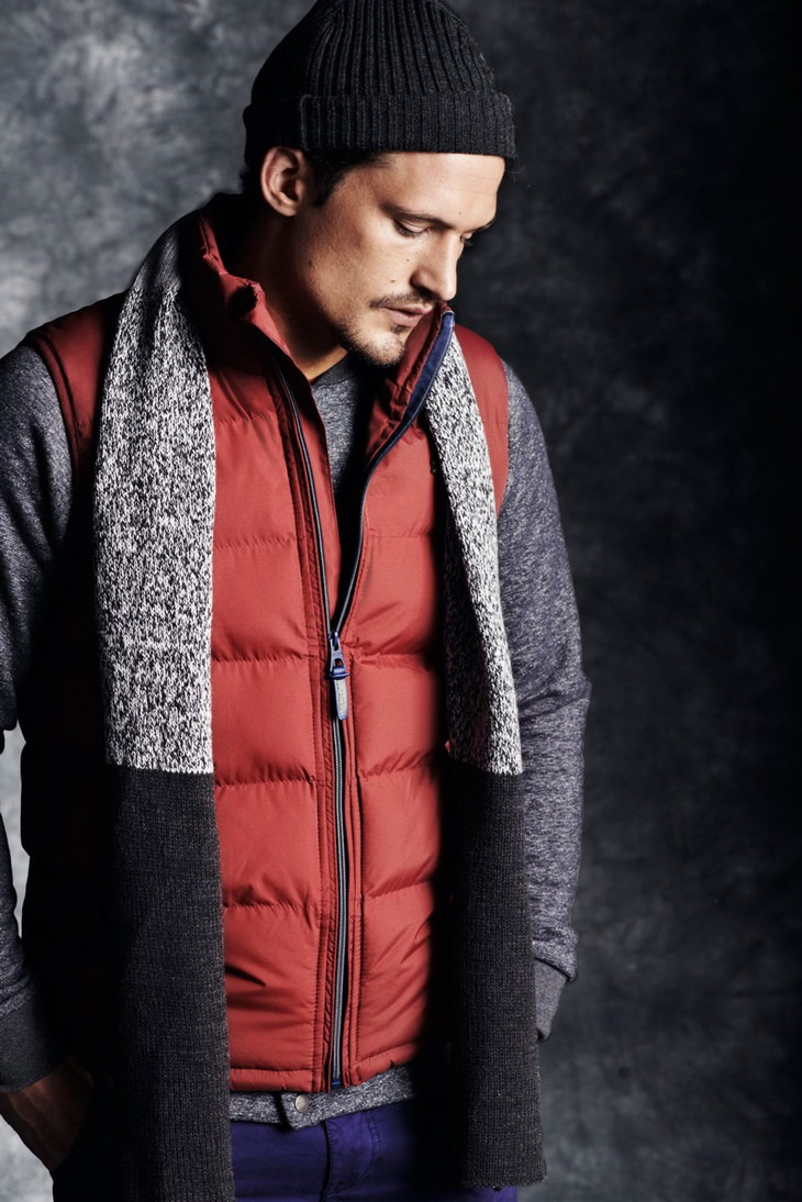 Ấm áp mà vẫn sang trọng trong trang phục áo phao đỏ với phần cánh tay phối màu xám kết hợp cùng khăn quàng cổ, mũ len.