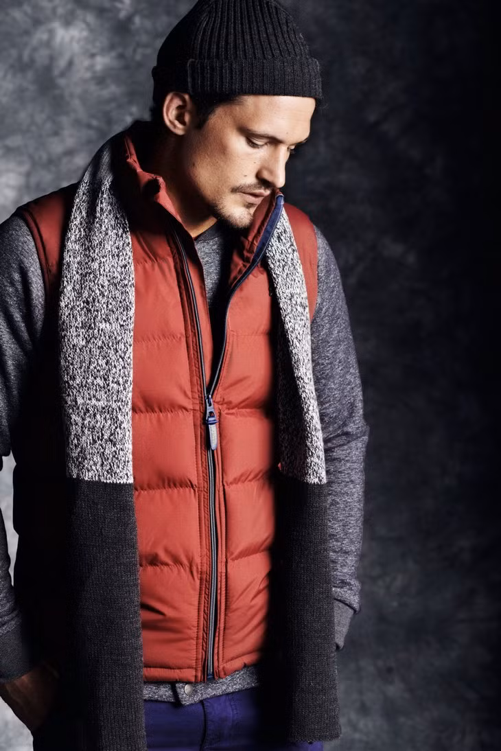 Ấm áp mà vẫn sang trọng trong trang phục áo phao đỏ với phần cánh tay phối màu xám kết hợp cùng khăn quàng cổ, mũ len.