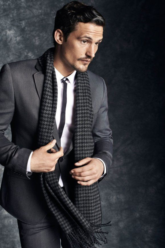 Vẫn là những thiết kế quen thuộc như suit, áo khoác hay khăn quàng cổ… và mang gam màu trầm ấm quen thuộc dành cho mùa thu đông.