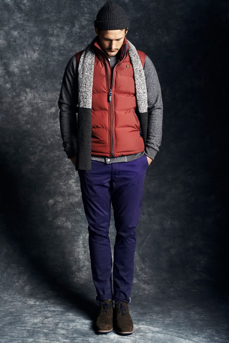 Quần chinos xanh và boots da lộn màu nâu tạo ấn tượng khỏe khoắn.