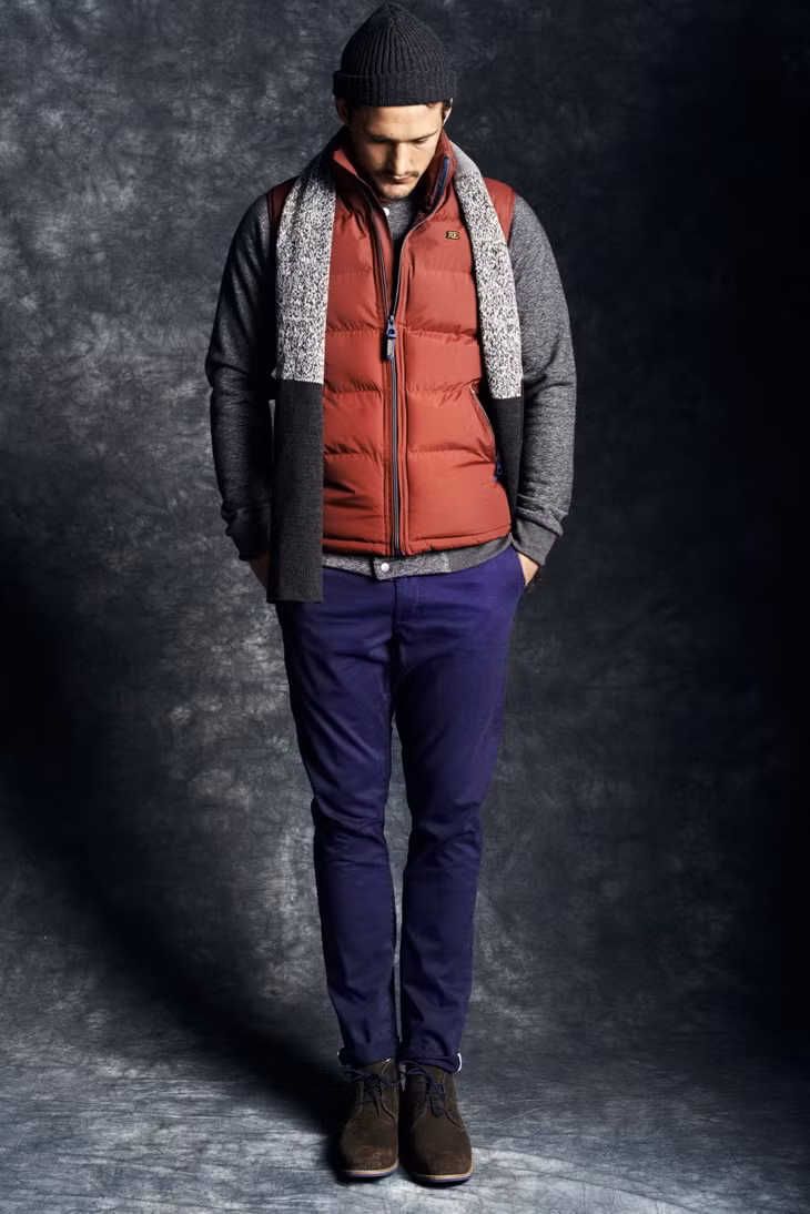 Quần chinos xanh và boots da lộn màu nâu tạo ấn tượng khỏe khoắn.