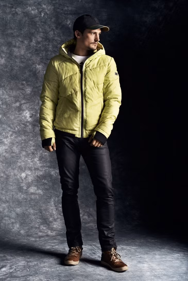 Khỏe khoắn và đơn giản với áo phao, quần bó và giày sneakers.