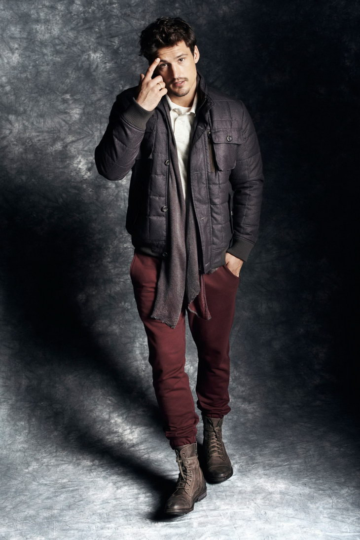 Quần skinny jeans màu nâu đỏ thời trang kết hợp cùng combat boots khỏe khoắn.