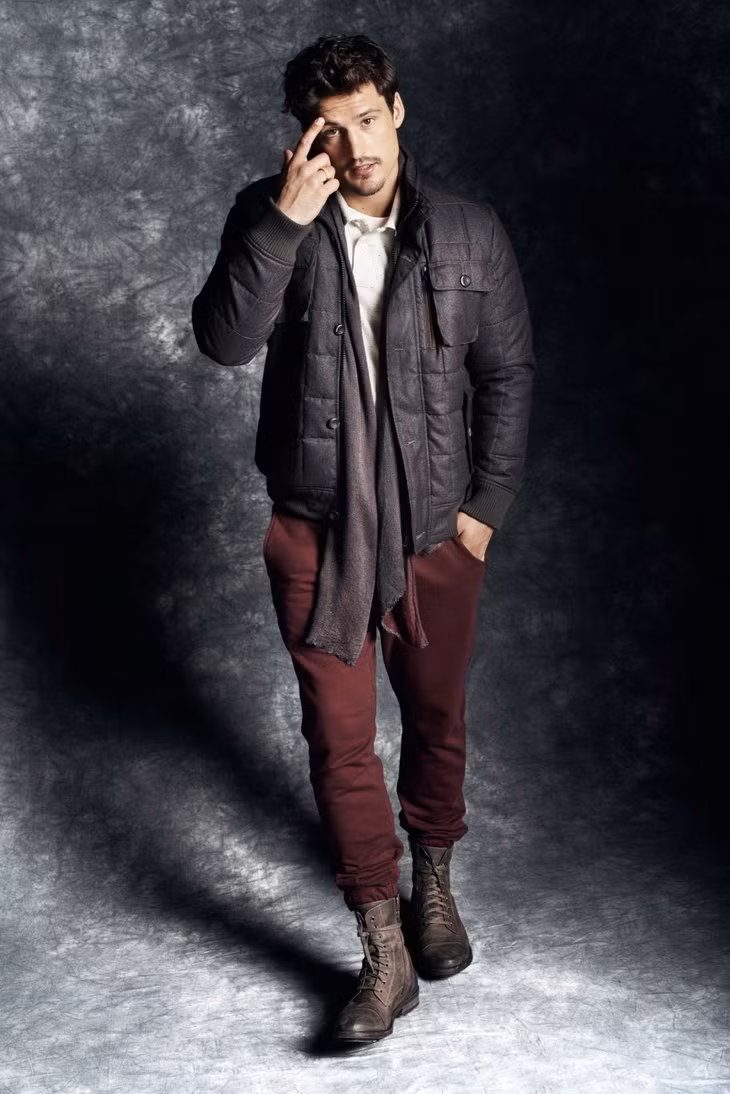 Quần skinny jeans màu nâu đỏ thời trang kết hợp cùng combat boots khỏe khoắn.