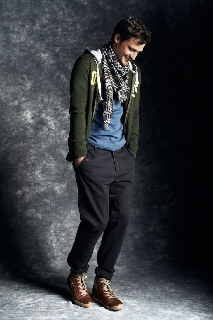 Áo thun kết hợp cùng áo khoác nỉ có mũ là lựa chọn phù hợp cho các chàng trai khi mùa thu tới.