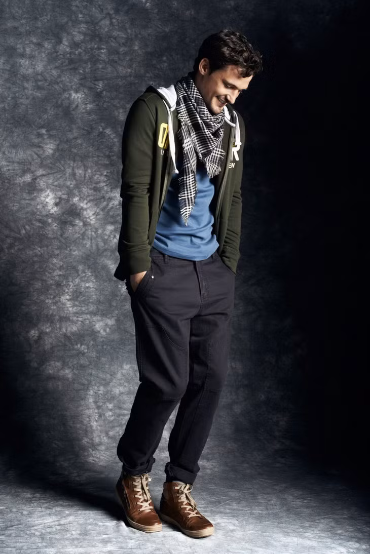 Áo thun kết hợp cùng áo khoác nỉ có mũ là lựa chọn phù hợp cho các chàng trai khi mùa thu tới.