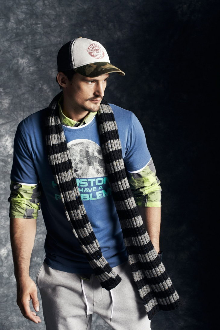 Nam người mẫu điển trai xuất hiện vô cùng lịch lãm với áo khoác dài, áo lạnh tay ngắn, áo thun…