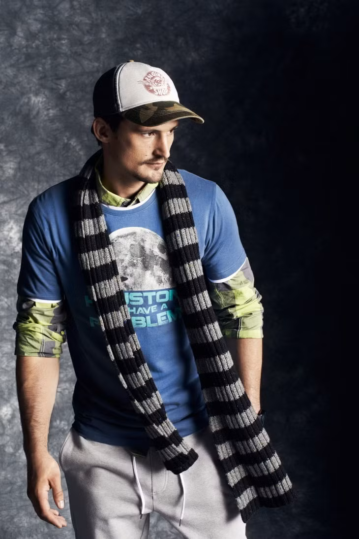 Nam người mẫu điển trai xuất hiện vô cùng lịch lãm với áo khoác dài, áo lạnh tay ngắn, áo thun…