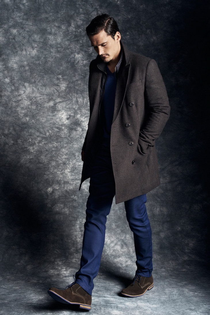Áo choàng màu trầm ấm áp kết hợp với đôi giày da lộn cùng tone và quần skinny xanh navy.