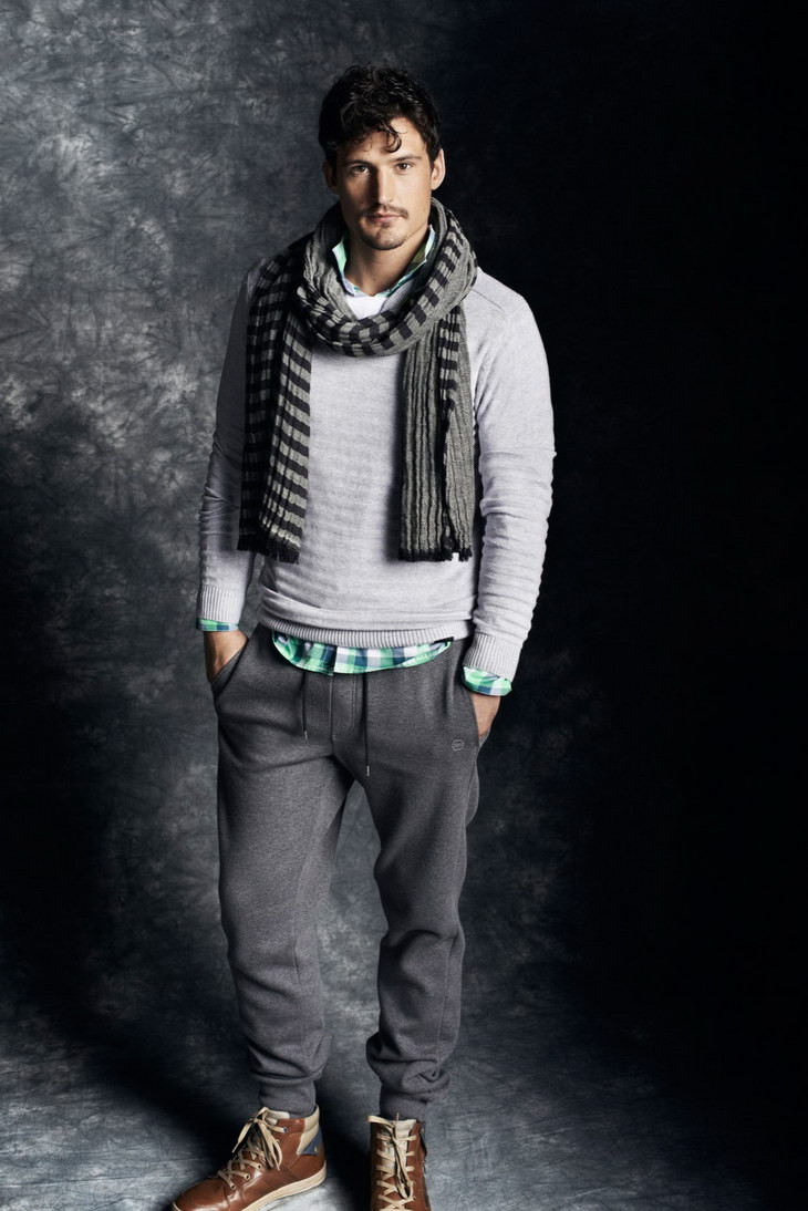 Gam màu xám đơn giản nhưng vẫn luôn được ưa chuộng trong các mẫu trang phục của Reserved.