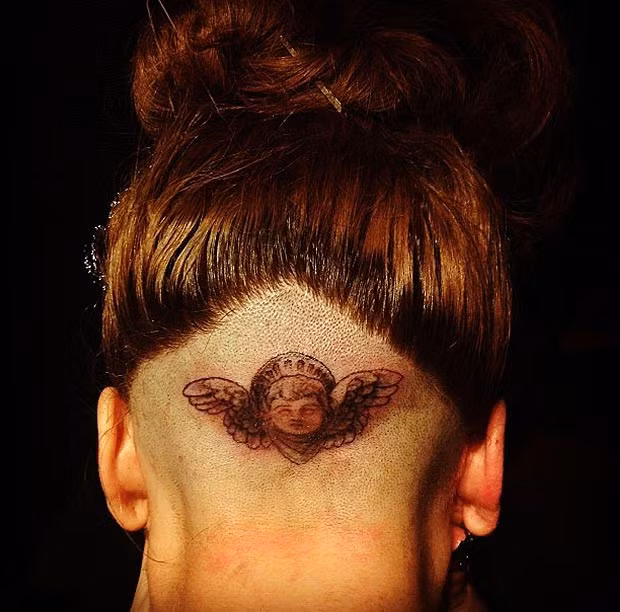 Nữ ca sĩ gây sốc với hình ảnh một phần đầu trọc lóc. Cô cạo một phần tóc sau gáy để tưởng nhớ người mẹ quá cố của nhiếp ảnh gia Terry Richardson – bạn thân của Lady Gaga.