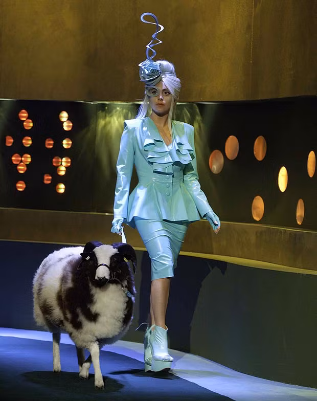 Nữ ca sĩ gây sốc khi xuất hiện tại show trình diễn Jonathan Ross 2011 mang theo món quà là 1 chú cừu.