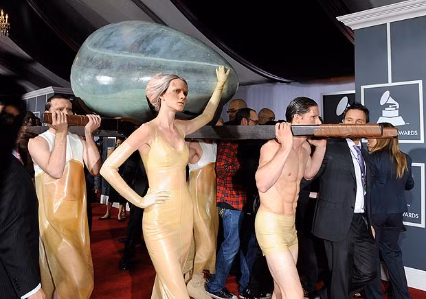 Lấy ý tưởng từ ca khúc “Born This Way”, nữ ca sĩ ngồi trong vỏ trứng với trang phục vàng, được các vũ công khiêng đến thảm đỏ Grammy 2011 và tiến thẳng lên sân khấu để bùng nổ trong màn biểu diễn ấn tượng.