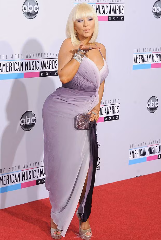 So sánh với hình ảnh cách đây vài tháng, Chris hiện đã gầy đi rất nhiều. Cô giảm gần 10 kg nhờ ăn kiêng và tập luyện thể dục.