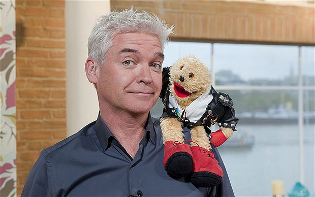 Người dẫn chương trình danh tiếng của Anh, Phillip Schofield chia sẻ lời chúc mừng đơn giản: “Đó là một bé trai. Chúc mừng!”.