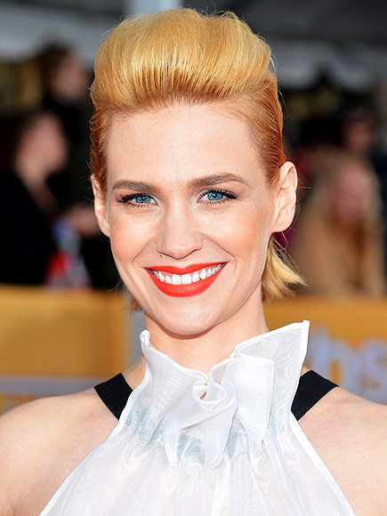 Bà mẹ đơn thân quyến rũ January Jones cực kết phong cách tóc “Pompadour”, kiểu tóc hất ngược ra sau nổi tiếng từ thế kỷ 18.