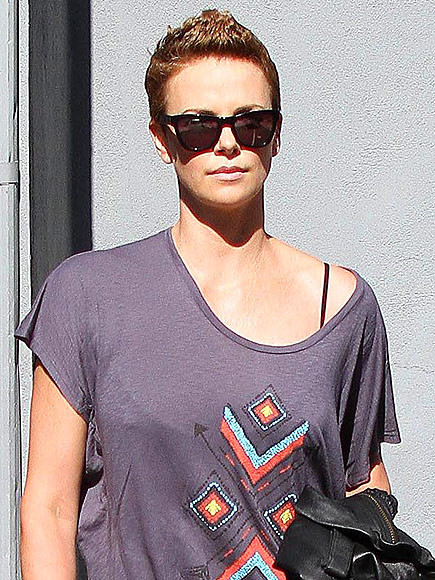 Mỹ nhân Charlize Theron sẵn sàng khẳng định chủ quyền với kiểu tóc "fake" của Mohawk, thường được gọi với cái tên Faux hawk. Faux hawk bắt nguồn từ kiểu tóc của người Mỹ gốc Phi, đặc điểm thường thấy là phần đỉnh đầu đánh bồng, rối, còn hai bên mang tai được chải ép mượt hoặc tết lọn nhỏ sát da đầu ngược ra đằng sau.