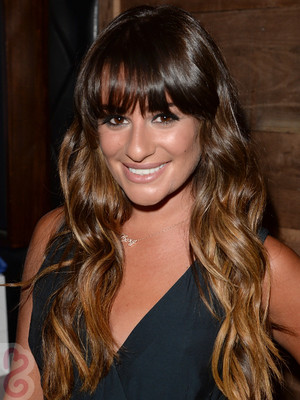 Bạn sẽ trông rất quyến rũ với kiểu tóc uốn xoăn lớn màu nâu caramel, thêm một vài lọn với màu vàng sáng hơn một chút, trang điểm nhẹ ở mắt và tô đậm đôi môi.