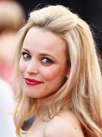 Màu vàng cát là sắc màu duy nhất phù hợp với hầu hết mọi lứa tuổi vì vậy bạn có thể thỏa thích nhuộm màu vàng cát bất cứ khi nào. Ngoài ra, tông vàng cát còn rất phù hợp với các mùa trong năm bởi nó tạo cảm giác làn da bạn ấm áp và hồng hào hơn vào đông và đem tới cảm giác mát mẻ vào mùa hè.