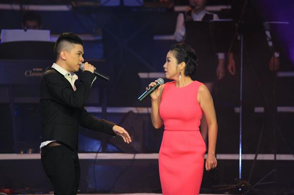 Chọn đúng trang phục giúp Mỹ Linh trông cao hơn, thon thả hơn