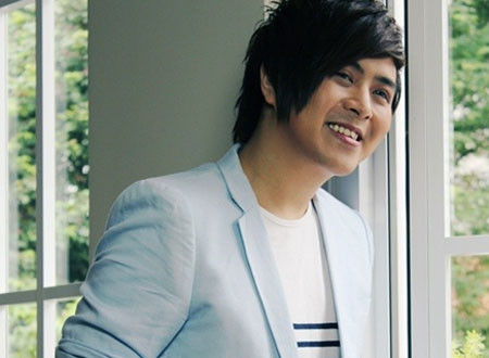 Chưa bao giờ người ta thấy Wanbi Tuấn Anh gục ngã, lần nào xuất hiện trước khán giả, anh cũng giữ cho mình nụ cười rạng rỡ và niềm tin chưa bao giờ tắt vào một ngày sẽ được quay trở lại sân khấu, được hát cho những fan hâm mộ, những người luôn đồng hành cùng anh trên con đường âm nhạc.