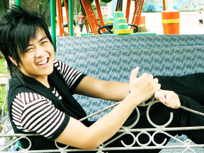 Sinh năm 1987 và ra đi ở tuổi 26, Wanbi Tuấn Anh đã kịp để lại dấu ấn trong lòng bạn bè và khán giả khá nhiều ca khúc và hình ảnh đẹp, đặc biệt là những nụ cười lạc quan như thế này.