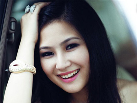 Hương Tràm, quán quân Giọng hát Việt 2012 cũng chưa gây được ấn tượng mạnh sau khi rời khỏi cuộc thi.