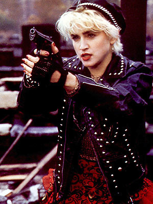 Áo jacket da, găng tay thủng ngón, áo khoác ngắn cũn cỡn... đó là hình ảnh Madonna trong vai Nikki, một tội phạm khét tiếng trong video ca khúc Who's That Girl năm 1987.