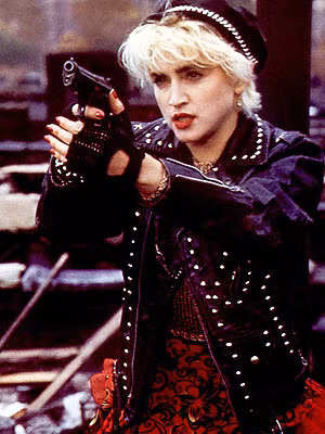 Áo jacket da, găng tay thủng ngón, áo khoác ngắn cũn cỡn... đó là hình ảnh Madonna trong vai Nikki, một tội phạm khét tiếng trong video ca khúc Who's That Girl năm 1987.