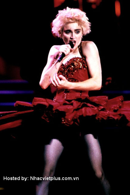 Madonna biểu diễn trong chiếc váy flamenco màu đỏ tại tua diễn Material Girl.