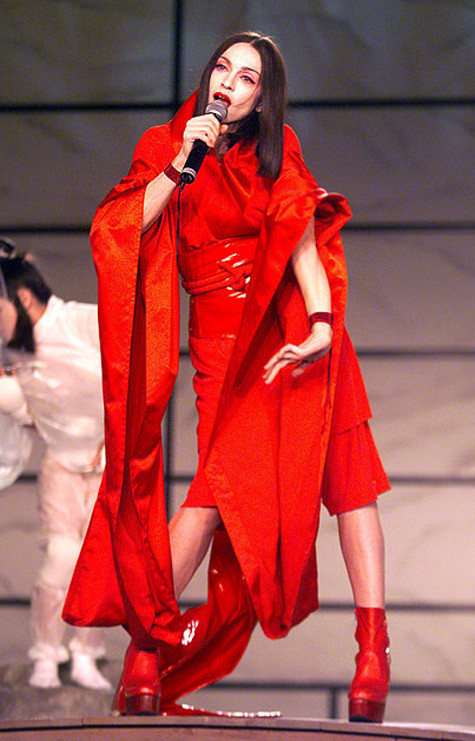 Madonna xuất hiện trong bộ quần áo đậm phong cách phương Đông – kimono tại lễ trao giải Grammy năm 1999 diễn ra ở Los Angeles, Mỹ.