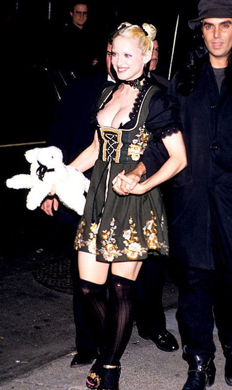 Tại bữa tiệc ra mắt cuốn sách Sex của mình, cô chọn kiểu trang phục nữ hầu nhưng cũng thật sexy.