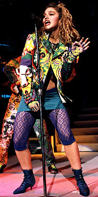 Madonna đã phải đấu tranh kịch liệt với nền thời trang đương đại với kiểu thời trang như thế này. Giầy boot? Không hẳn. Quần ren? Cũng không phải. Áo khoác ngắn?