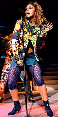 Madonna đã phải đấu tranh kịch liệt với nền thời trang đương đại với kiểu thời trang như thế này. Giầy boot? Không hẳn. Quần ren? Cũng không phải. Áo khoác ngắn?