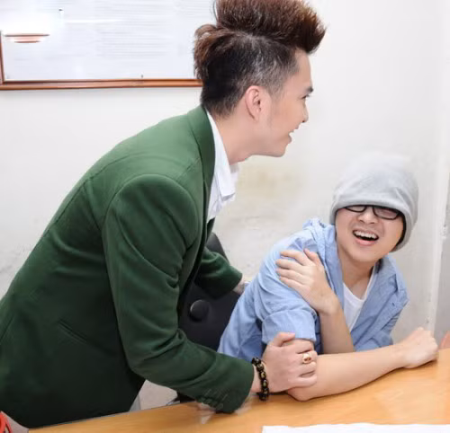 Tinh thần lạc quan của anh thể hiện rõ qua từng lời chia sẻ: “Tôi biết, trong cuộc sống vẫn còn nhiều hoàn cảnh đáng thương hơn mình. Tuy chưa biết tương lai mình sẽ như thế nào với căn bệnh nguy hiểm này, nhưng tôi vẫn cảm thấy mình may mắn hơn nhiều người, khi vẫn còn gia đình, bạn bè bên cạnh, còn sự cổ vũ tinh thần của khán giả, và quan trọng vẫn còn cơ hội làm việc để sống với niềm đam mê của mình. Tôi vẫn sẽ chiến đấu đến giây phút cuối cùng…"