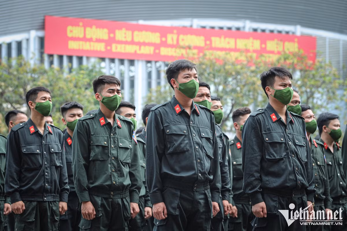 Hàng trăm cảnh sát phô diễn kỹ năng lái mô tô, nổ súng trấn áp tội phạm ảnh 3